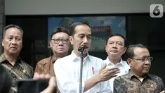 Presiden Joko Widodo memberi keterangan pers usai menjenguk Menko Polhukam Wiranto di RSPAD Gatot Soebroto, Jakarta, Kamis (10/10/2019). Wiranto terluka di perut akibat penyerangan oleh pria yang terpapar paham radikalisme di Pandeglang, Banten. (merdeka.com/Iqbal S. Nugroho)