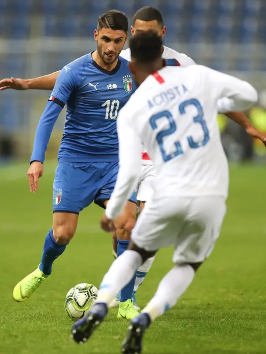Pemain Italia, Vincenzo Grifo menggiring bola dari kawalan pemain AS, Kellyn Acosta selama pertandingan persahabatan di Cristal Arena di Genk, Belgia (20/11). Italia menang tipis atas AS 1-0. (AP Photo / Francisco Seco)