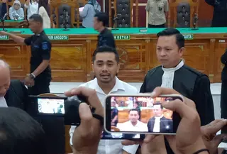 Majelis Hakim menjatuhkan vonis bebas kepada Amsal Christy Sitepu, terdakwa dalam kasus dugaan korupsi pengadaan video profil desa di Kabupaten Karo, Rabu (1/4/2026). (Liputan6.com/ Reza Efendi)
