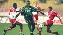 Anthony Yeboah. Eks striker Ghana berusia 56 tahun yang telah pensiun pada Juli 2002 bersama Al-Ittihad ini menjadi pemain tercepat ketiga bersama dua pemain lainnya yang mampu mencetak 20 gol pada musim pertamanya di Liga Inggris. Ia mampu melakukannya dalam 26 laga bersama Leeds United yang baru dibelanya sejak tengah musim 1994/1995 setelah didatangkan dari Eintracht Frankfurt. Gol ke-20 di cetak saat Leeds menang 1-0 atas Sheffield Wednesday pada pekan ke-8 Liga Inggris 1995/1996 (30/9/1995). (AFP/Patrick Hertzog)