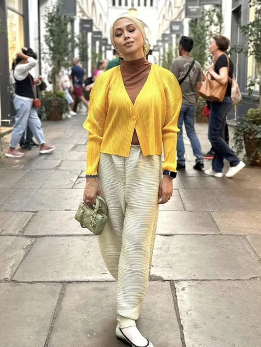 <p>Azrinaz Mazhar memiliki gaya fashion yang modern. Memadukan pleats, dengan nuansa warna kontras, ia hadirkan pesona yang begitu menarik. Tak ketinggalan, tas lady dior berukuran mini di genggaman tentu mencuru atensi tersendiri. [Foto: Instagram/ azrinazmazharhakim]</p>