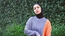 Anti mainstream, kenakan sweater rajut dan celana jeans dua warna. Look ala Tantri Namirah ini bikin tampilanmu makin kece! (Foto:Instagram/tantrinamirah).