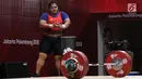 Lifter Indonesia, Nurul Akmal bersiap melakukan angkatan di kelas 75+ kilogram putri angkat besi Asian Games 2018 di JI Expo,Kemayoran, Senin (27/8). Nurul Akmal gagal meraih medali dengan total seberat 253 kilogram. (Lipujtan6.com/Helmi Fithriansyah)