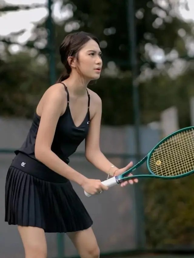 6 Gaya Sporty Stylish Azizah Salsha yang Punya Hobi Main Tenis