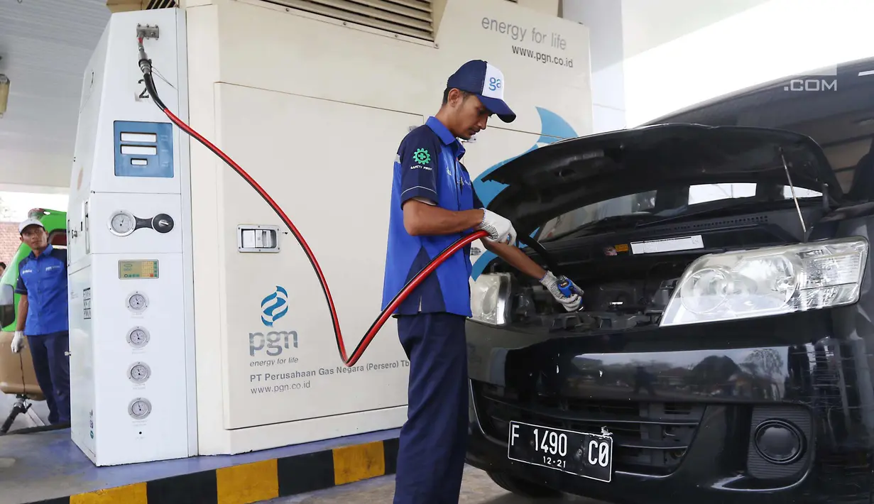 Petugas mengisi BBG angkutan kota (angkot) di SPBG PGN Jl. Moh. A. Salmun, Bogor, Jawa Barat (28/9). Saat ini sekitar 500 angkot di Bogor yang menggunakan BBG. Setiap bulan, angkot-angkot itu menyerap 150.000 meter kubik BBG. (Liputan6.com/Angga Yuniar)