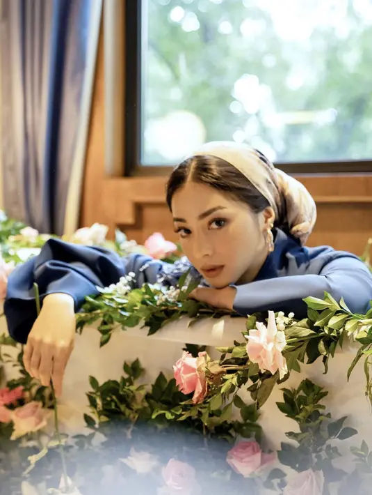 Kali ini Nikita Willy juga tampil dengan gaya turban. Menambahkan aksesori pemanis seperti anting statement tentu menambah pesona yang menggemaskan. [Foto: Instagram/ Nikita Willy]