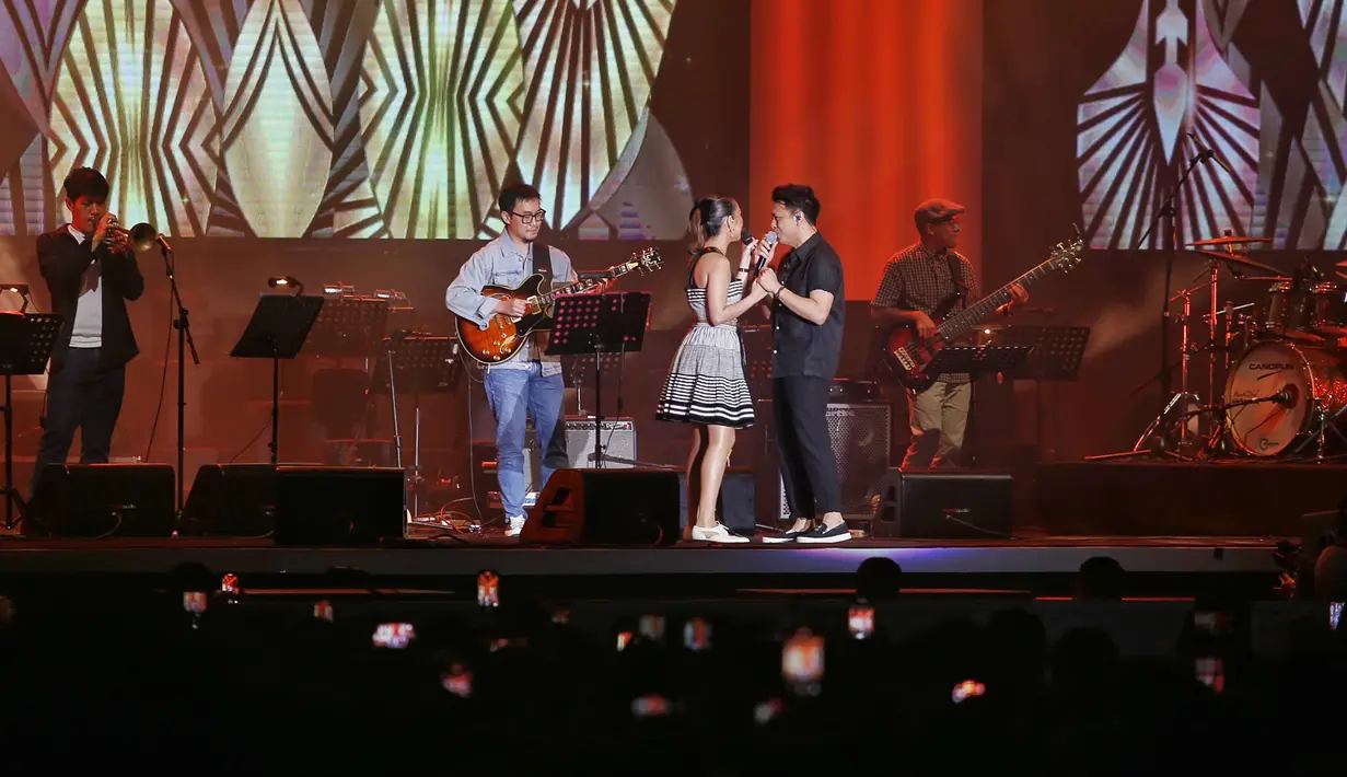 Meski berlangsung singkat, kolaborasi Ariel dan BCL sepertinya amat berkesan bagi penonton. Selain harmonisasi suara, kemesraan yang diperlihatkan keduanya pun sangat mencuri perhatian. [Foto/Adrian Utama Putra]