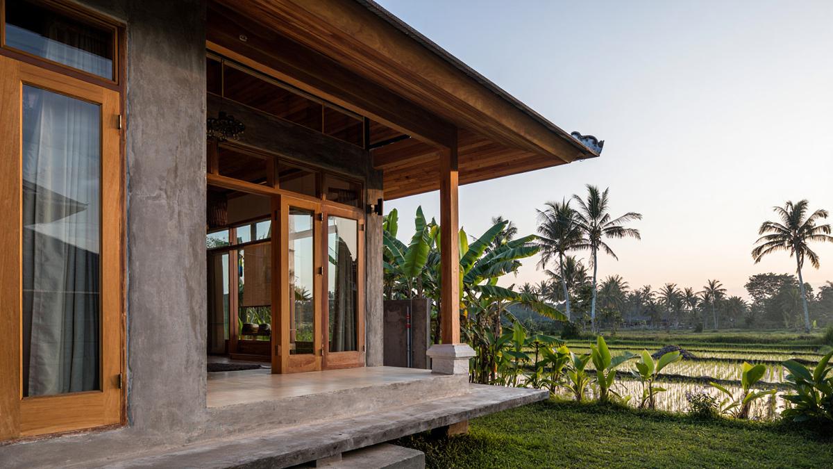 8 Inspirasi Rumah Semi Kayu dengan Dinding Semen Ekspos yang Adem, Nyaman di Iklim Tropis