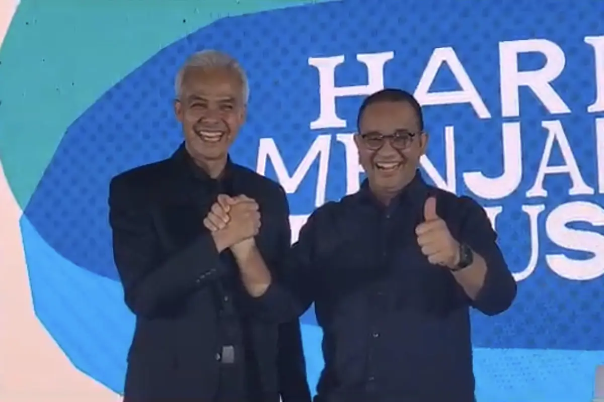Bakal calon presiden (capres) Ganjar Pranowo dan Anies Baswedan bertemu dalam satu acara Hari Menjadi Manusia di Kuningan, Jakarta Selatan, Sabtu (29/7/2023).