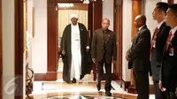 Presiden Sudan Omar Al Bashir memasuki ruangan untuk melakukan wawancara khusus dengan redaksi Liputan6.com di Jakarta, Senin (7/3/2016). (Liputan6.com/Faizal Fanani)