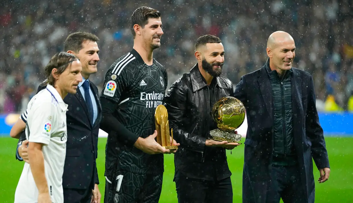 (kiri ke kanan) Pemain Real Madrid Luka Modric, mantan kiper tim Iker Casillas, kiper Thibaut Courtois memegang Yashin Award, Karim Benzema memegang Ballon d'Or 2022, dan Zinedine Zidane berfoto sebelum pertandingan sepak bola Liga Spanyol antara Real Madrid dan Sevilla di Stadion Santiago Bernabeu, Madrid, Spanyol, 22 Oktober 2022. Narasi bahwa Karim Benzema menjadi favorit pemenang Ballon d'Or 2022 sudah dikemukakan jauh-jauh hari sebelum pengumuman. (AP Photo/Manu Fernandez)