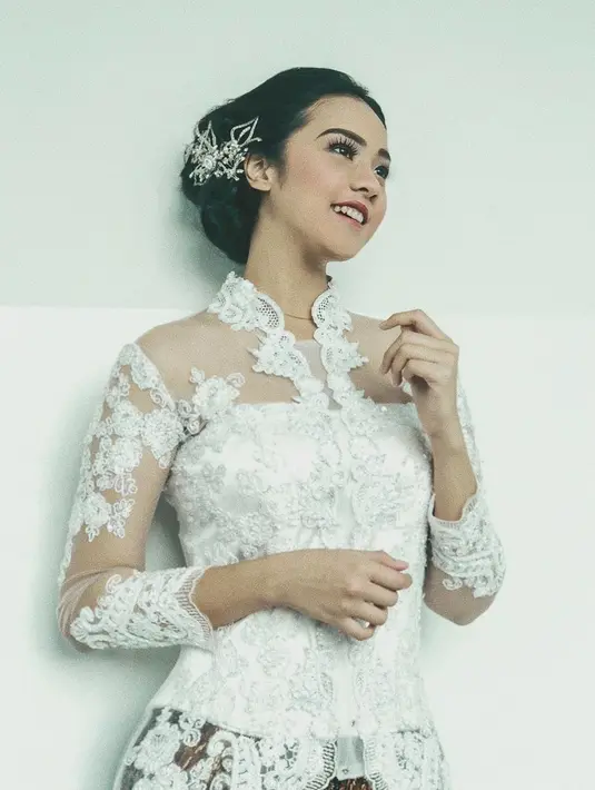 Mengenakan kebaya simpel berwarna putih, pesona aktris sekaligus mode itu kian terpancar. Makeup bold yang menghiasi wajahnya, membuat Anya Geraldine makin menawan. (Liputan6.com/IG/@anyageraldine)
