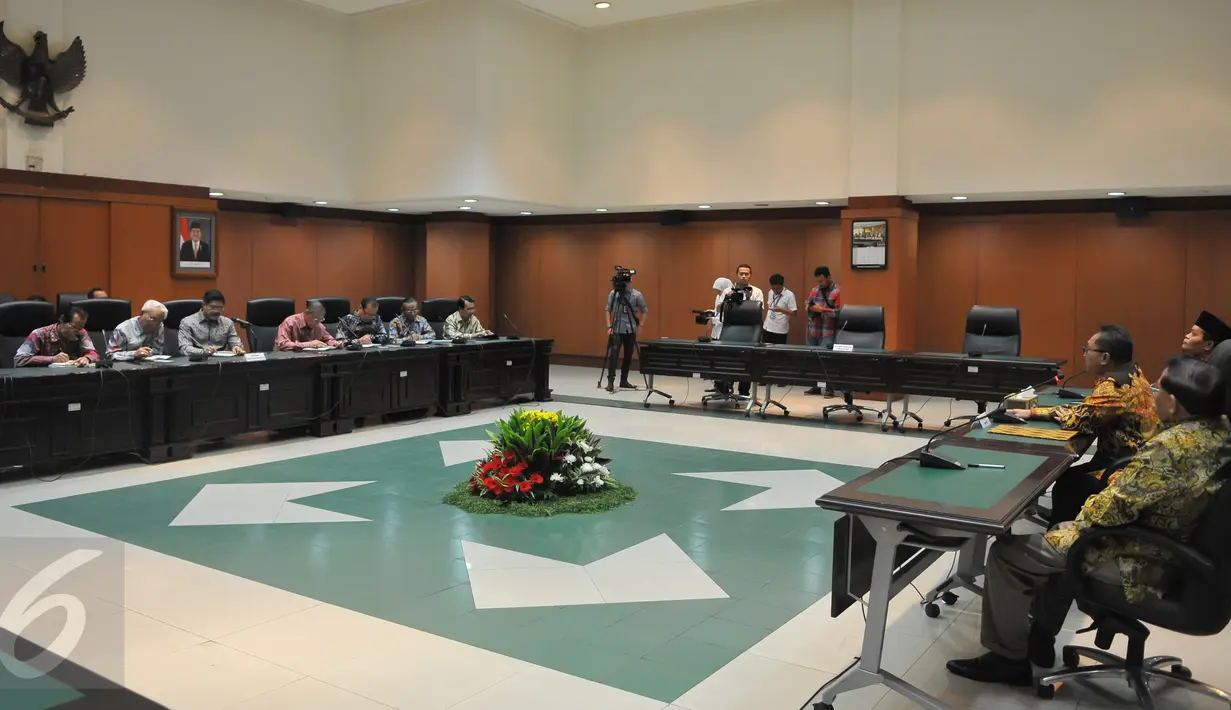 Suasana pertemuan pimpinan MPR RI dengan lembaga Mahkamah Agung terkait undangan pidato laporan kinerja lembaga negara, di Gedung MA, Jakarta, Kamis (9/7/2015). (Liputan6.com/Herman Zakharia) 