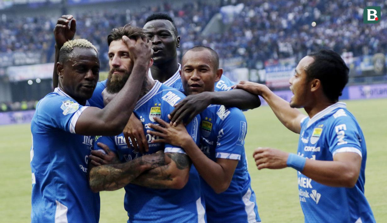 Pemain Persib Bandung, merayakan gol yang dicetak oleh Bojan Mališic ke gawang Arema FC pada laga Liga 1 di Stadion GBLA, Jawa Barat, Kamis (13/9/2018). Persib menang 2-0 atas Arema FC. (Bola.com/M Iqbal Ichsan)