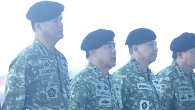 Jenderal Tandyo Budi Revita (Kiri)