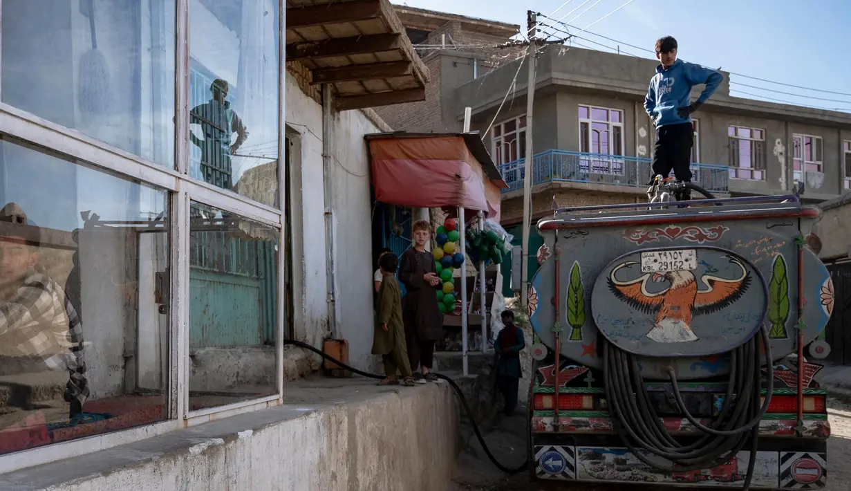 Penduduk Kabul harus mengangkut air dengan jeriken-jeriken besar dari sumur atau membeli dari truk pengangkut dengan harga setidaknya lebih mahal dua kali lipat dari perusahaan air minum milik negara. (Wakil KOHSAR/AFP)