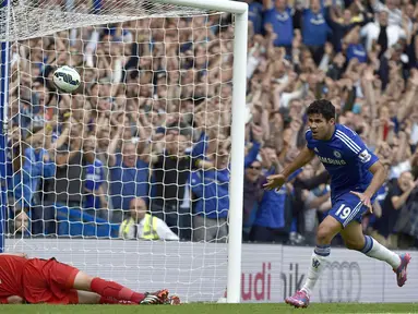 Diego Costa (kanan), mencetak gol kemenangan Chelsea atas Leicester City (2-0) di Stadion Stamford Bridge, London, (23/8/2014). (REUTERS/Toby Melville)