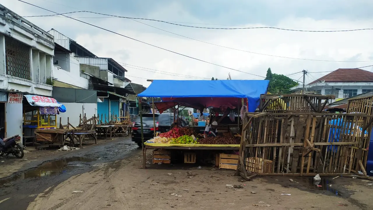 Beberapa lapak semi permanen milik PKL sengaja diberdrikan di bahu jalan pasar Ciawitali, Garut, Jawa Barat sehingga menyulitkan para pembeli.