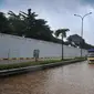 Sebuah truk melintasi banjir yang menggenangi Jalan Tol JORR di kawasan TB Simatupang, Jakarta Selatan, Sabtu (20/2/2021). Banjir terjadi akibat luapan Kali Serua yang berada di pinggir jalan tol. (merdeka.com/Arie Basuki)