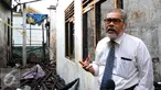 Ketua Komisi Nasional Perlindungan Anak, Arist Merdeka Sirait meninjau ruangan Komnas PA yang terbakar beberapa waktu lalu, Kamis (2/7/2015). Arist meminta kepada aparat kepolisian segera mengungkap penyebab kebakaran. (Liputan6.com/Yoppy Renato) 