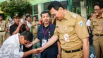 Gubernur DKI Jakarta Basuki Tjahaja Purnama atau Ahok menyalami seorang siswa saat menyambangi SMPN 41 Jakarta, Senin (9/5). Kedatangan Gubernur yang disapa Ahok itu guna meninjau pelaksanaan Ujian Nasional di sekolah tersebut. (Liputan6.com/Yoppy Renato)