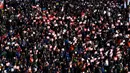 Massa membawa poster bertuliskan "Park Geun-Hye Out!" saat menggelar unjuk rasa di jalan utama Seoul, Korea Selatan, Sabtu (12/11). Park Geun-Hye diminta mundur atas tuduhan korupsi, kolusi, dan nepotisme (KKN). (REUTERS/Jeon Heon-kyun)
