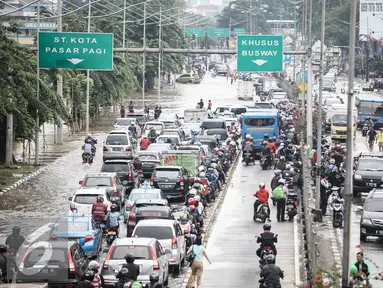 Sejumlah kendaraan terjebak saat mencoba melintas genangan banjir di Jalan Gunung Sahari, Jakarta, Kamis (21/4/2016). Hujan yang mengguyur Jakarta sejak tadi malam membuat beberapa ruas jalan Jakarta tergenang banjir. (Liputan6.com/Faizal Fanani)