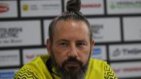 Pelatih Brunei Darussalam,&nbsp;Mario Rivera, terlihat tegang saat berbicara pada sesi konferensi pers jelang pertandingan kontra Timnas Indonesia di Piala AFF 2022. (Bola.com/Zulfirdaus Harahap)