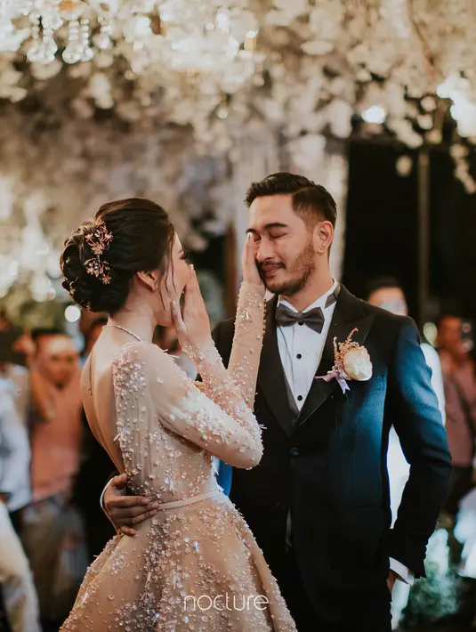 Pada hari bahagianya tersebut, presenter dan pemeran itu juga membuat penabuh band Govinda itu menangis. (Instagram/syahnazs)