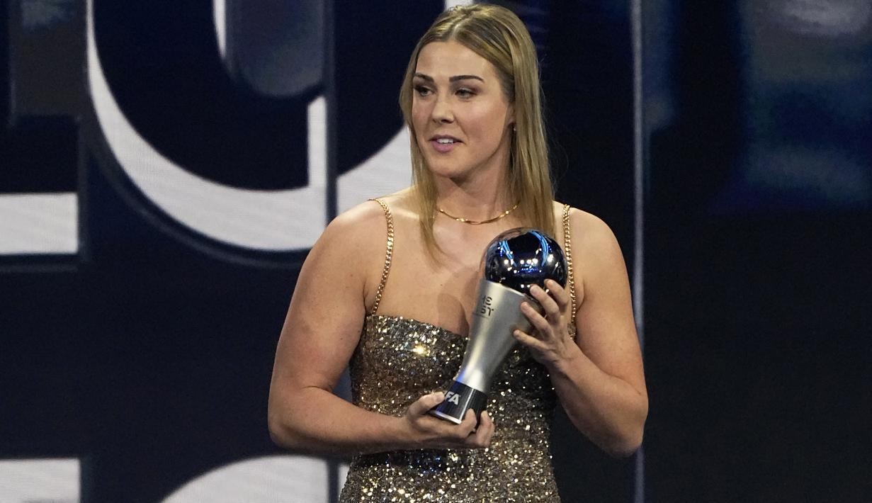 Jika di sektor putra Manchester United memiliki kiper tangguh David De Gea di bawah mistar gawang, MU pun saat ini memiliki sosok lainnya di sektor putri. Ya, Mary Earps namanya, kiper wanita MU yang kini berusia 29 tahun. Ia baru saja dianugerahi penghargaan sebagai kiper wanita terbaik FIFA 2022 dalam sebuah malam penghargaan Best FIFA Football Awards 2022 di Paris, Prancis (27/2/2023) berkat penampilan apiknya bersama tim wanita Manchester United. Masih asing dengan sosoknya? Yuk kita kenalan lebih dekat. (AP Photo/Michel Euler)