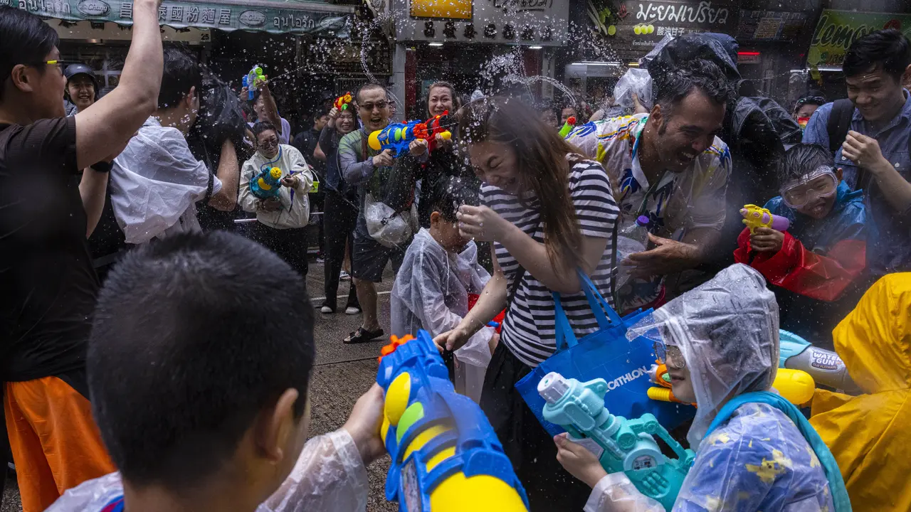 Perang Air Songkran Kembali ke Jalanan Hong Kong