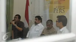 Perwakilan SETARA Institute, Bonar Tigor Naipospos (kiri) memberi keterangan jelang peluncuran website http://change.org/seruan bersama di Jakarta, Selasa (1/11). Seruan berisi ajakan menjaga perdamaian saat Pilkada. (Liputan6.com/Helmi Fithriansyah)
