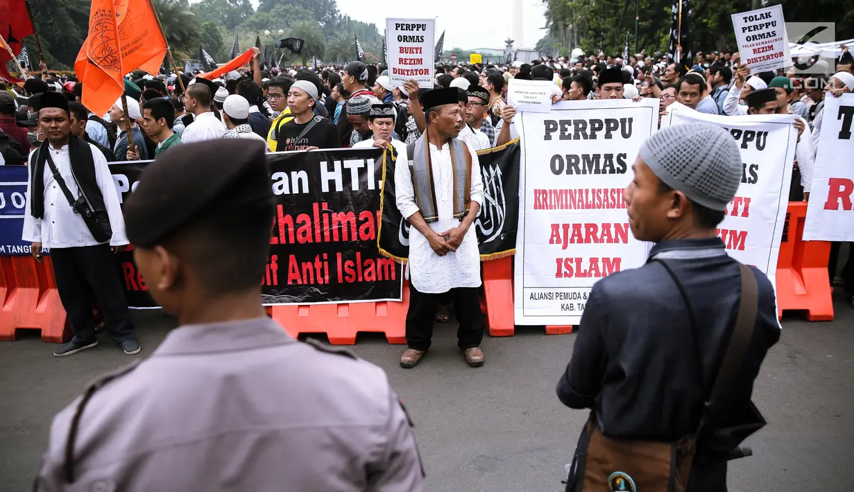 Ribuan massa yang tergabung dalam aliansi ormas dan umat Islam Jabodetabek menggelar aksi unjuk rasa di Pintu Barat Monas, Jakarta, Selasa (18/7). (Liputan6.com/Faizal Fanani)