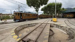 Area perawatan kereta Palma-Soller di bengkel stasiun Soller di Pulau Balearic Spanyol Mallorca (14/7/2021). Kereta dan lokomotif mempertahankan desain aslinya, dengan pemeliharaan dan perbaikan dilakukan di bengkel kereta api itu sendiri, dengan menghormati model awal. (AFP/Jaime Reina)