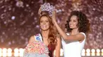 Miss Nord-Pas-de-Calais, Maeva Coucke (kiri) menerima mahkota dari Miss France 2017 Alicia Aylies setelah memenangkan kontes Miss France 2018 di Chateauroux, Prancis tengah (16/12). (AFP Photo/Guillaume Souvant)