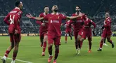 Pemain Liverpool, Mohamed Salah melakukan selebrasi bersama rekan-rekannya setelah mencetak gol ketiga timnya ke gawang Newcastle pada laga lanjutan Liga Inggris 2024/2025 di St James Park Stadium, Newcastle, Inggris, Kamis (05/12/2024) WIB. (AP Photo/Ian Hodgson)