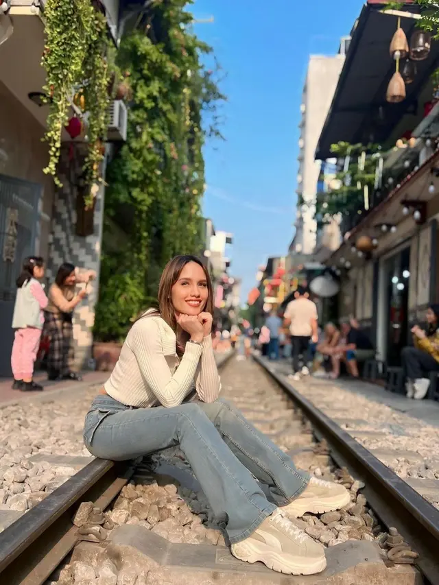 Potret Keseruan Cinta Laura Liburan di Vietnam