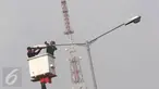 Pekerja memasang lampu light emitting diode (LED) di Jakarta, Selasa (26/7). Secara bertahap, Pemprov DKI akan menggunakan lampu LED yang lebih hemat energi untuk Penerangan Jalan Umum (PJU) di seluruh Jakarta. (Liputan6.com/Immanuel Antonius)