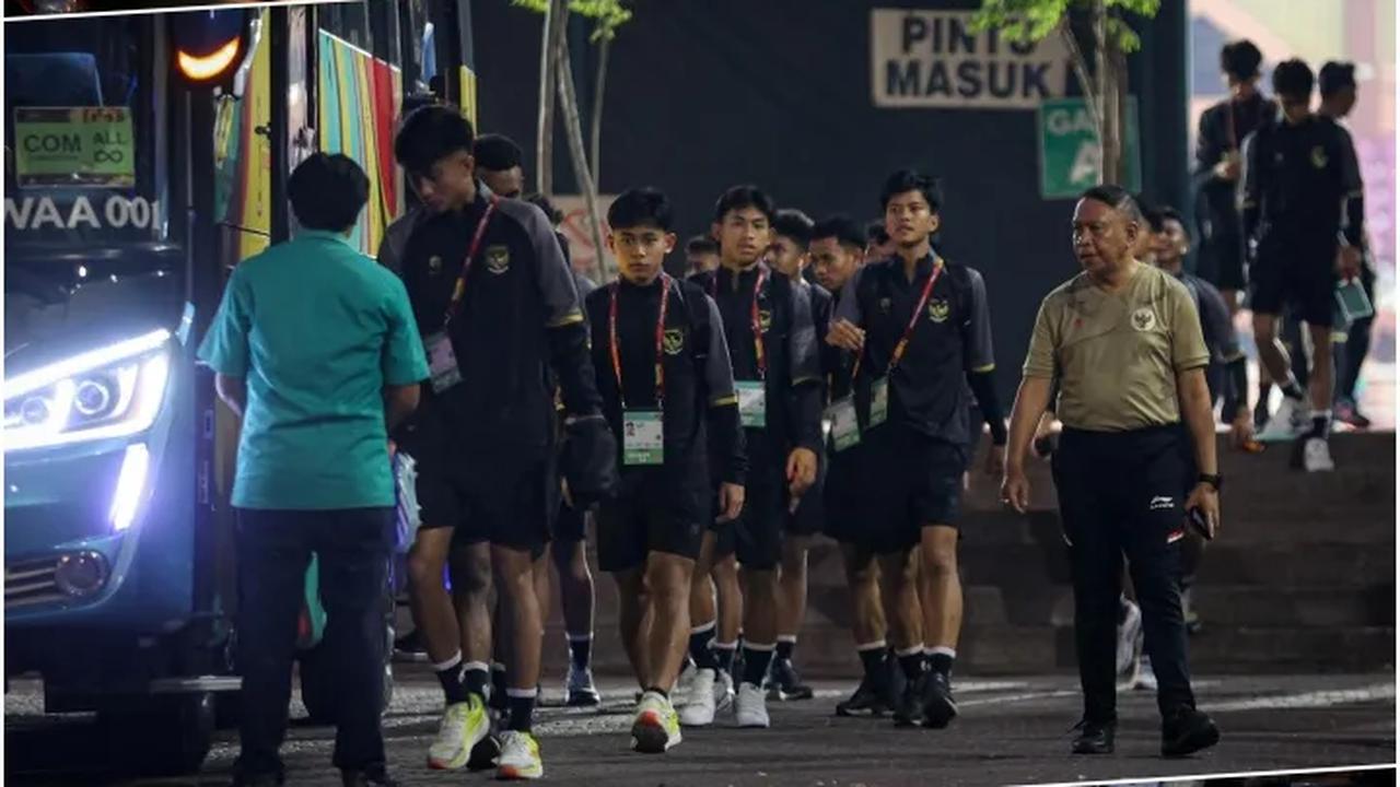 FOTO:  Dukungan Warlok Surabaya Bakar Semangat Timnas Indonesia U-17 Usai Latihan Dua Jam di Lapangan THOR
