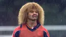 Carlos Valderrama tampil dengan rambut kribo dengan warna kuning. Gaya rambut tersebut sangat akrab bagi para pencita sepak bola pada eranya. Valderrama tercatat menghiasi Piala Dunia sebanyak tiga kali (1990-1998) bersama Timnas Kolombia. (AFP/Gerard Cerles)
