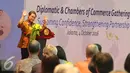 Reaksi Menteri Luar Negeri Retno L. P. Marsudi dalam sambutan Diplomatic and Chambers of Commerce Gathering di Jakarta, Selasa (4/10). Menlu Retno menjelaskan bahwa pertumbuhan ekonomi Indonesia relatif konsisten. (Liputan6.com/Angga Yuniar)