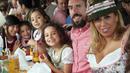 Franck Ribery dan keluarganya menghadiri keseruan Oktoberfest, Jerman, Minggu (5/10/2014) (AFP PHOTO/ALEXANDRA BEIER)