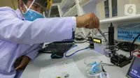 Peneliti melakukan proses uji PH pada kain berlapis tembaga di Pusat Penelitian Fisika LIPI Puspitek, Serpong, Tangerang Selatan, Senin (8/6/2020). Tim peneliti berhasil mengembangkan masker kain disinfektor yang mampu membunuh virus Covid-19 dan bisa dicuci ulang. (Liputan6.com/Fery Pradolo)