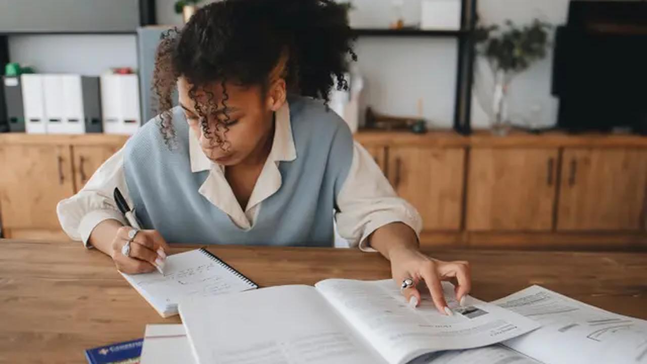 Ilustrasi menulis, belajar, kalimat majemuk setara. (Foto oleh Polina Tankilevitch: https://www.pexels.com/id-id/foto/wanita-buku-catatan-pena-penulisan-6929268/)