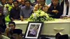 Jenazah Andi Meriem Mattalata Selasa malam tiba di Tanah Air disambut isak tangis sanak keluarga dan kerabat. Di Bandara Soekarno-Hatta, Tangerang, Banten, putri Andi Meriem, Herly Meiri Meirdhaniah, dinikahkan di depan jenazah ibunya.