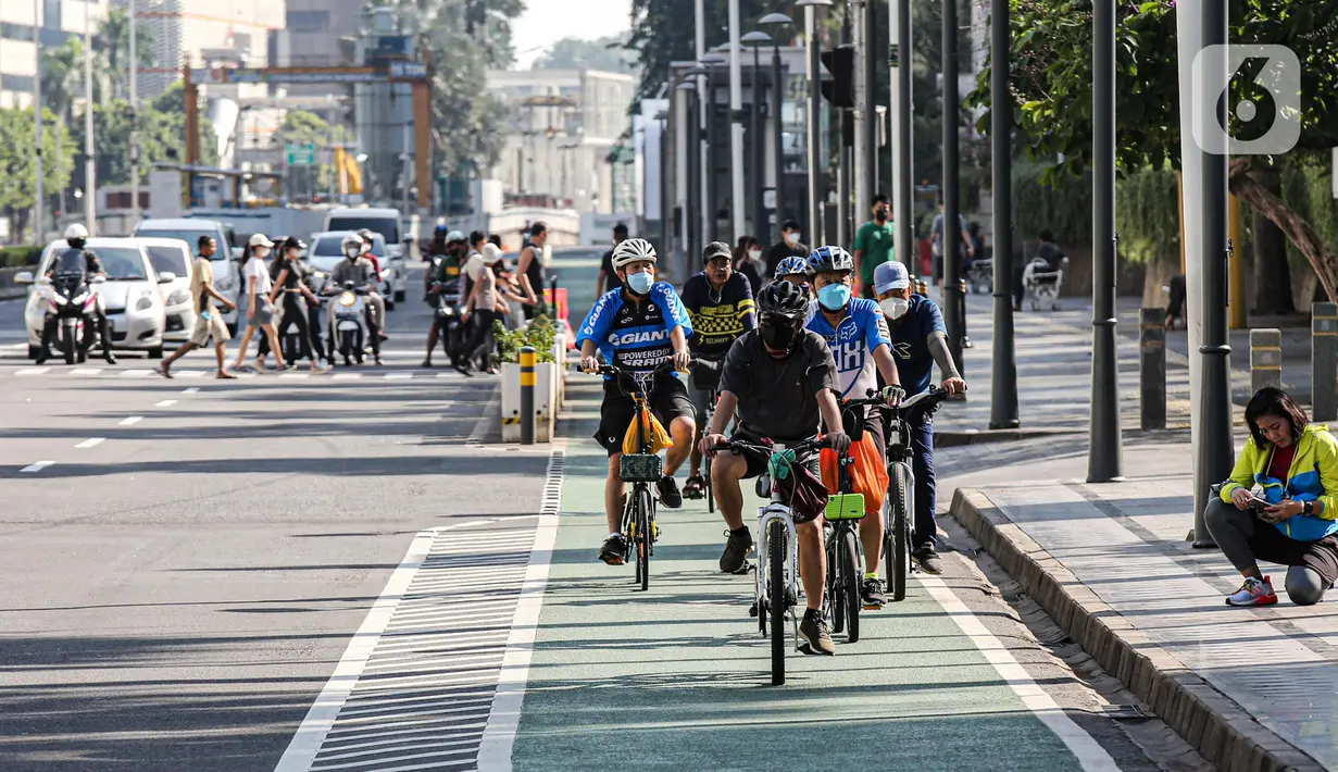 Warga bersepeda di kawasan Bundaran HI, Jakarta, Minggu (10/7/2022). Pemprov DKI Jakarta meniadakan hari bebas kendaraan bermotor (HBKB) atau car free day (CFD) pada 10 Juli karena bertepatan dengan Hari Raya Idul Adha 1443 H. (Liputan6.com/Faizal Fanani)