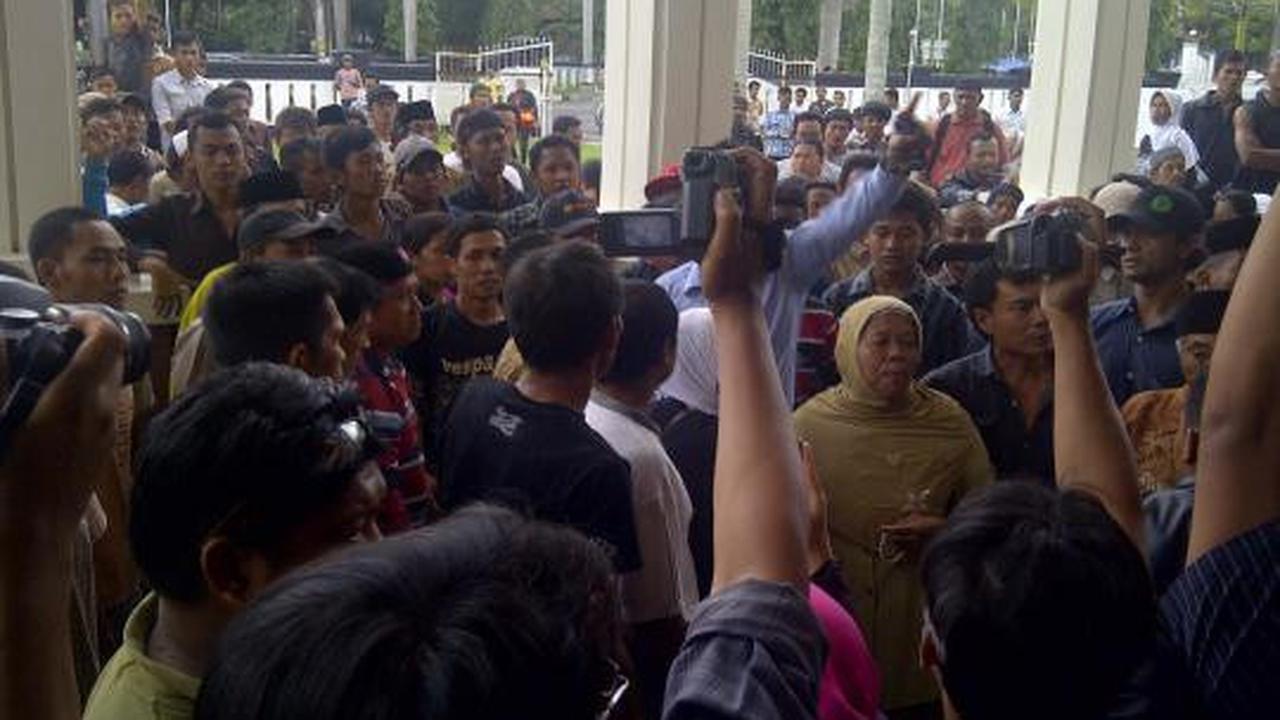 Ratusan warga ricuh saat sidang kasus pemotongan 2 bambu