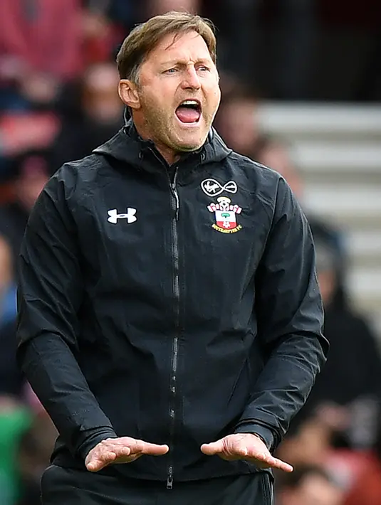 Manajer Southampton Ralph Hasenhuttl memberi instruksi kepada para pemainnya saat menghadapi Tottenham Hotspur dalam lanjutan Liga Inggris pekan ke-30 di St Mary's Stadium, Southampton, Sabtu (9/3). Tottenham dihajar Southampton 1-2. (Olly Greenwood/AFP)