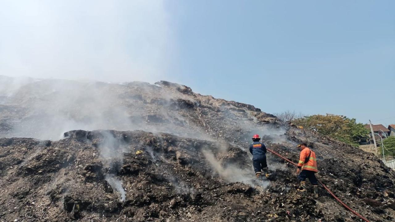 Kawasan tempat pembuangan akhir (TPA) di Pesalakan, Desa Pegongsoran, Kabupaten Pemalang mengalami kebakaran.