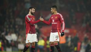 Dua pemain Manchester United (MU), Casemiro dan Bruno Fernandes, merayakan kemenangan yang diraih timnya saat menghadapi Leicester City di babak 16 besar Carabao Cup 2024/2025, Kamis (31/10/2024) dini hari WIB. (AP Photo/Dave Thompson)